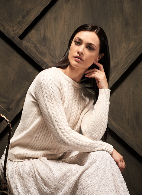 2-ply cashmere blend boat neckline sweater enriched with raised effect braided pattern