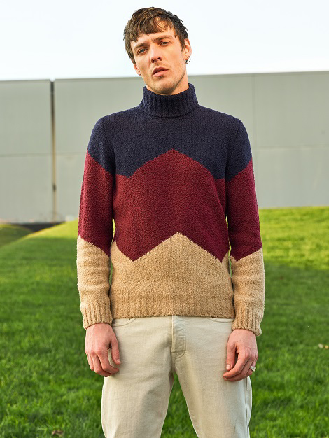 Color-block turtleneck sweater in 3-ply cashmere blend with bouclé effect